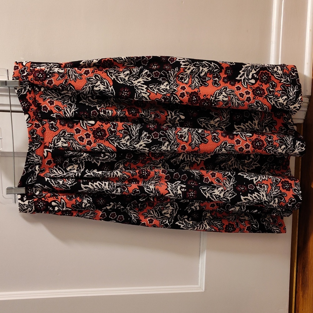 Skirt, beautiful print, textured fabric. Full-Dirndl. Never worn. Size 12.